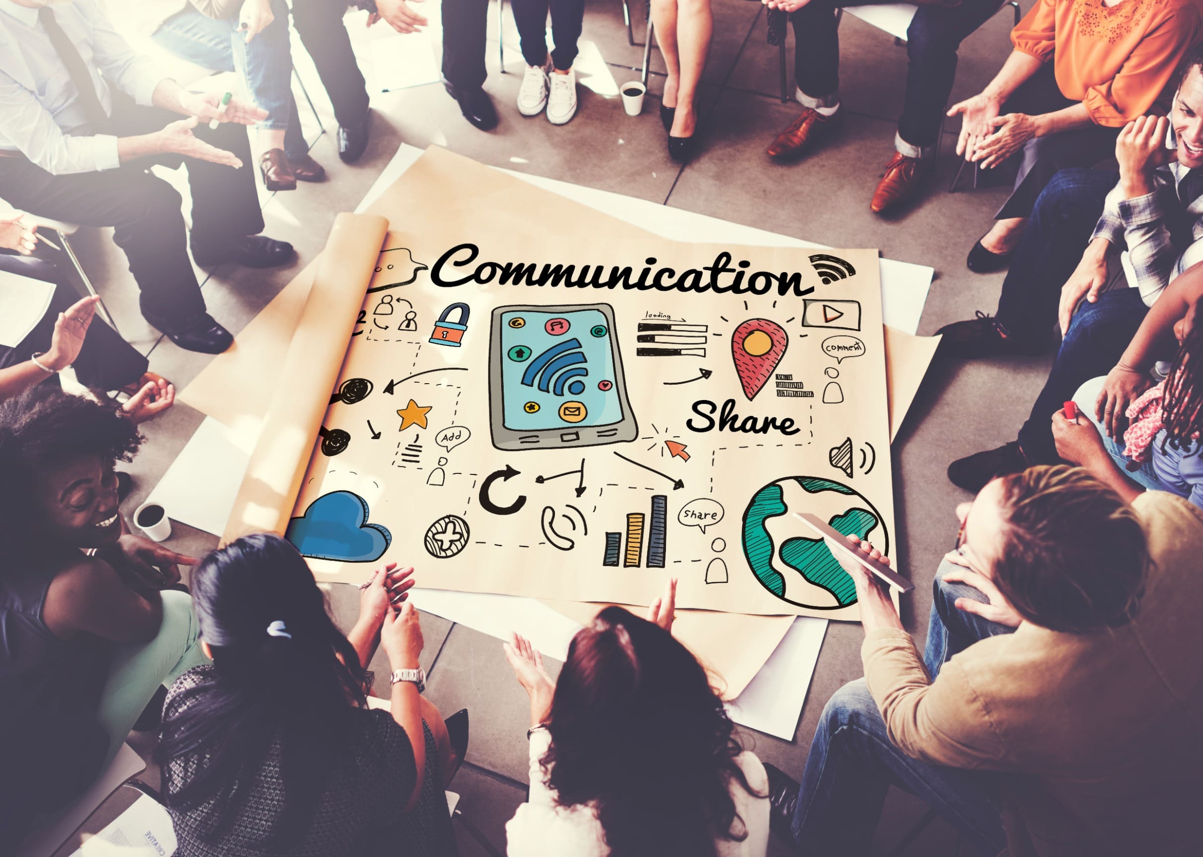 mesa de oficina con portátiles y papeles