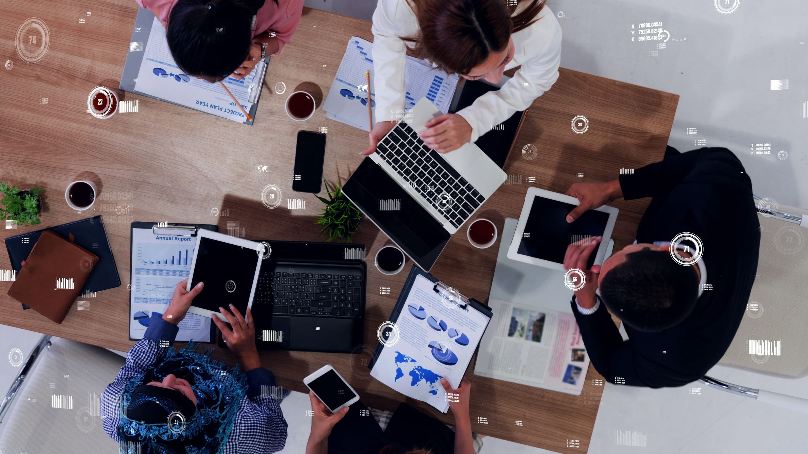 mesa de oficina con portátiles y papeles