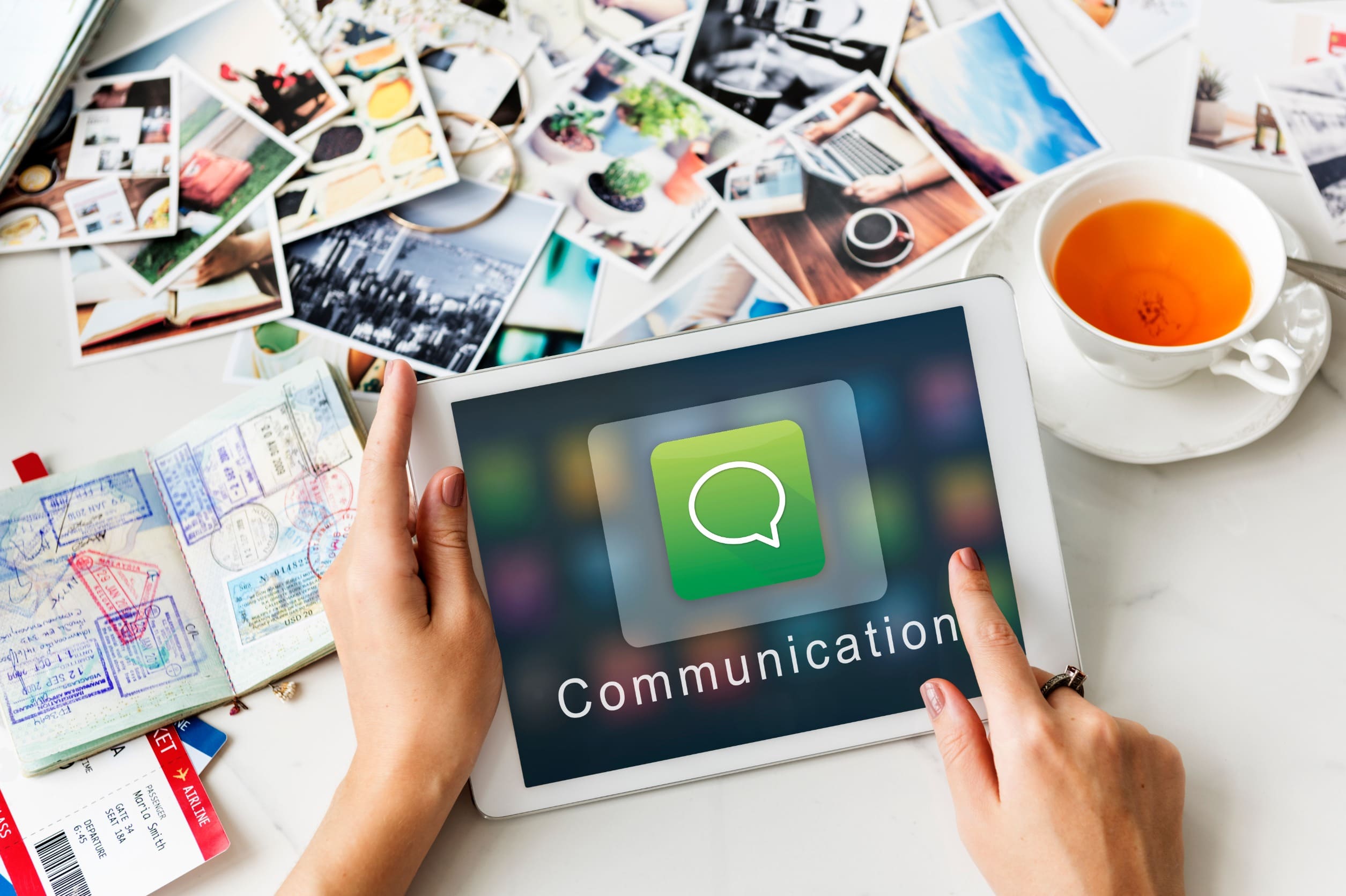 mesa de oficina con portátiles y papeles